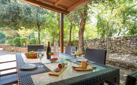 Santa Colomba House, Siena, Nature And Pool: Tafel, Meubilair, Eigendom, Tableware, Fabriek, Stoel, Buitentafel, Gebouw, Buitenmeubels, Verlichting