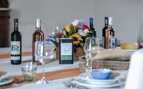 Villa Aiale: Tableware, Fles, Drinkware, Tafel, Dishware, Wijn, Bloem, Glaswerk, Barware, Glazen Fles