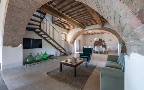 Villa Aiale: Meubilair, Gebouw, Tafel, Venster, Bankstel, Interieur Ontwerp, Flooring, Kamerplant, Verdieping, Hout