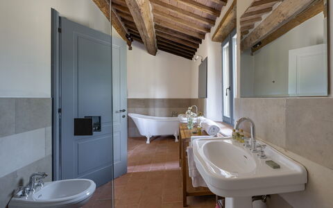 Villa Aiale: Spiegel, Kraan, Loodgieterswerkinrichting, Wastafel, Wastafel In De Badkamer, Eigendom, Badkamer, Purper, Interieur Ontwerp, Verlichting