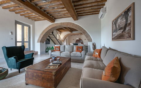 Villa Aiale: Meubilair, Tafel, Eigendom, Bankstel, Fotolijst, Hout, Interieur Ontwerp, Woonkamer, Comfort, Verdieping