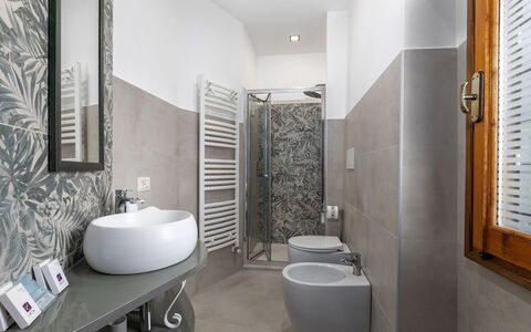 Villa Chicco: Loodgieterswerkinrichting, Gebouw, Wastafel, Badkamer, Interieur Ontwerp, Flooring, Verdieping, Hout, Wastafel In De Badkamer