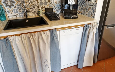 Villa Chicco: Wasruimte, Cabinetry, Plank, Stellingen, Kledinghanger, Flooring, Hout, Keuken, Tafel, Hardwood