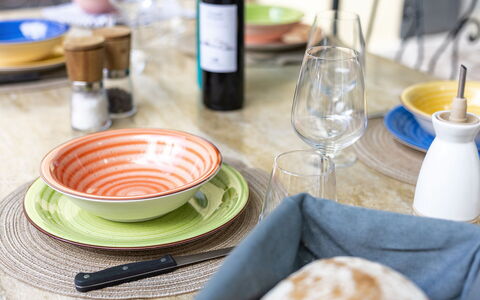Villa Chicco: Tableware, Dishware, Drinkware, Tafel, Bord, Kop, Serveware, Fles, Voedsel, Hout