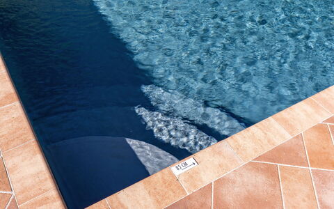 Villa Chicco: Water, Azure, Blauw, Rechthoek, Weg Oppervlak, Hout, Asfalt, Flooring, Verdieping, Aqua