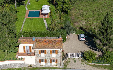 Villa Chicco: Fabriek, Gebouw, Venster, Helling, Huis, Land Lot, Stedelijk Ontwerp, Voertuig, Boom, Woongebied