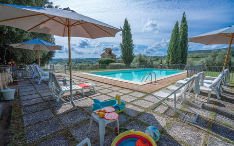 La Tesa Country House With Pool S. Gimignano: Water, Lucht, Eigendom, Zwembad, Wolk, Azure, Gebouw, Buitenmeubels, Paraplu, Boom