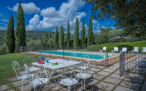 La Tesa Country House With Pool S. Gimignano: Lucht, Wolk, Water, Tafel, Fabriek, Boom, Stoel, Zwembad, Buitenmeubels, Natuurlijk Landschap