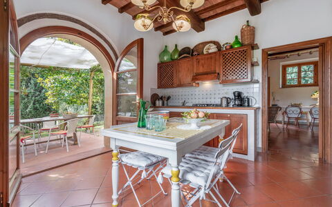 La Tesa Country House With Pool S. Gimignano: Tafel, Meubilair, Hout, Countertop, Stoel, Keuken, Interieur Ontwerp, Beits, Flooring, Verdieping