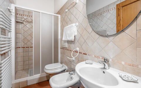 La Tesa Country House With Pool S. Gimignano: Spiegel, Bruin, Kraan, Loodgieterswerkinrichting, Wastafel In De Badkamer, Wastafel, Eigendom, Badkamer, Interieur Ontwerp, Purper