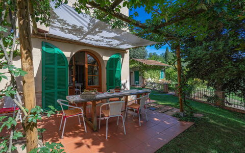 La Tesa Country House With Pool S. Gimignano: Gebouw, Fabriek, Tafel, Meubilair, Venster, Boom, Schaduw, Stoel, Buitenmeubels, Buitentafel