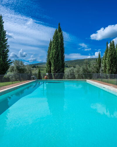 La Tesa Country House With Pool S. Gimignano: Blauw, Zwembad, Eco Hotel, Landscaping, Hacienda, Evergreen, Lariks, Villa