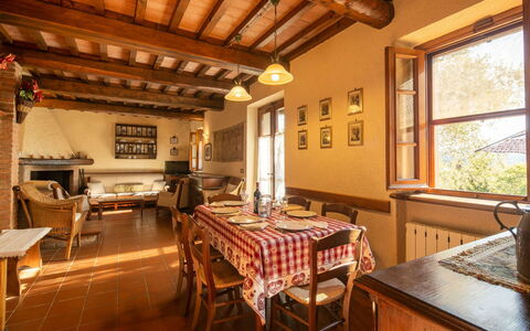 La Maggiolina & La Bastide: Tafel, Meubilair, Eigendom, Venster, Stoel, Hout, Interieur Ontwerp, Gebouw, Huis, Onroerend Goed