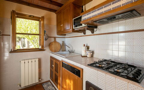 La Maggiolina & La Bastide: Countertop, Cabinetry, Eigendom, Toestel Van De Keuken, Venster, Gasfornuis, Keuken, Fornuis, Gebouw, Hout