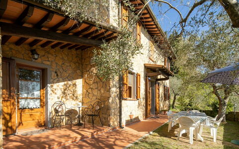 La Maggiolina & La Bastide: Gebouw, Fabriek, Venster, Lucht, Boom, Schaduw, Zonlicht, Hout, Huis, Verblijf