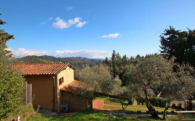 La Maggiolina & La Bastide: Wolk, Fabriek, Lucht, Eigendom, Ecoregio, Natuurlijk Landschap, Boom, Natuurlijke Omgeving, Venster, Land Lot
