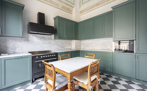 Albizi Penthouse Luxury Apartment In Florence By P: Cabinetry, Countertop, Meubilair, Fornuis, Hout, Keuken, Tafel, Toestel Van De Keuken, Interieur Ontwerp, Architectuur