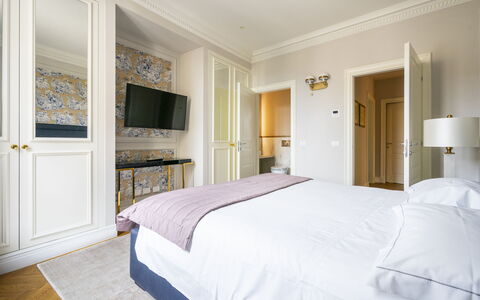 Albizi Penthouse Luxury Apartment In Florence By P: Meubilair, Eigendom, Comfort, Gebouw, Azure, Hout, Bed, Interieur Ontwerp, Lamp, Bed Frame