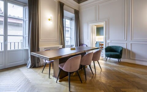 Albizi Penthouse Luxury Apartment In Florence By P: Tafel, Eigendom, Meubilair, Venster, Gebouw, Hout, Hal, Fotolijst, Stoel, Interieur Ontwerp