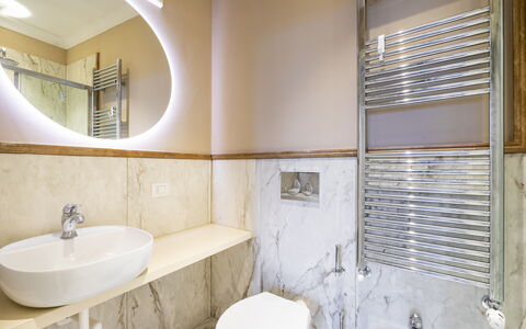 Albizi Penthouse Luxury Apartment In Florence By P: Loodgieterswerkinrichting, Eigendom, Spiegel, Kraan, Wastafel, Wastafel In De Badkamer, Badkamer, Interieur Ontwerp, Hout, Verdieping