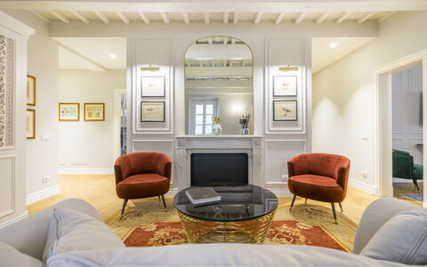 Albizi Penthouse Luxury Apartment In Florence By P: Meubilair, Fotolijst, Comfort, Woonkamer, Hout, Interieur Ontwerp, Televisie, Clubfauteuil, Flooring, Verdieping