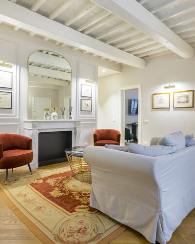 Albizi Penthouse: Fotolijst, Eigendom, Meubilair, Comfort, Hout, Interieur Ontwerp, Gebouw, Flooring, Verdieping, Muur