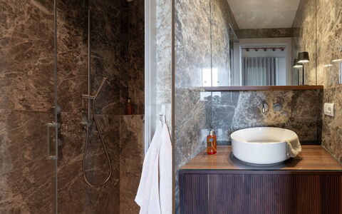 Correggiolo Spereto Apartment With Pool, Montaione: Bruin, Loodgieterswerkinrichting, Kraan, Spiegel, Wastafel, Hout, Badkamer, Flooring, Wastafel In De Badkamer, Hardwood