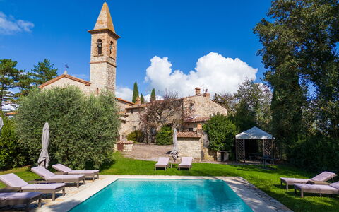 Villa Pietrafitta: Water, Fabriek, Wolk, Lucht, Eigendom, Gebouw, Groen, Blauw, Azure, Boom