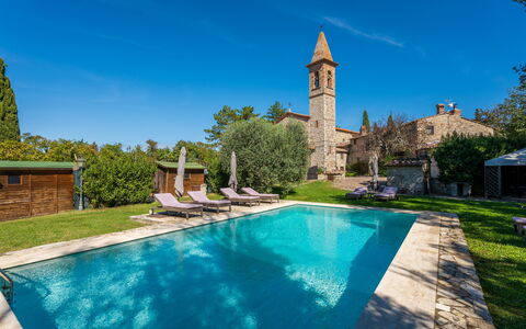 Villa Pietrafitta: Water, Fabriek, Lucht, Eigendom, Gebouw, Zwembad, Azure, Natuur, Boom, Architectuur