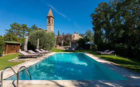 Villa Pietrafitta: Water, Fabriek, Lucht, Boom, Natuur, Azure, Gebouw, Zwembad, Vrije Tijd, Gras