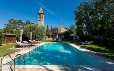 Villa Pietrafitta: Water, Fabriek, Lucht, Boom, Natuur, Azure, Gebouw, Zwembad, Vrije Tijd, Gras
