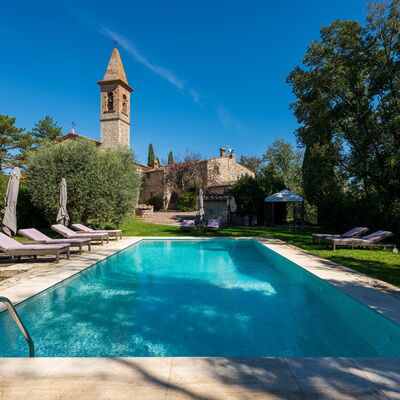 Villa Pietrafitta: Water, Fabriek, Lucht, Boom, Natuur, Azure, Gebouw, Zwembad, Vrije Tijd, Gras