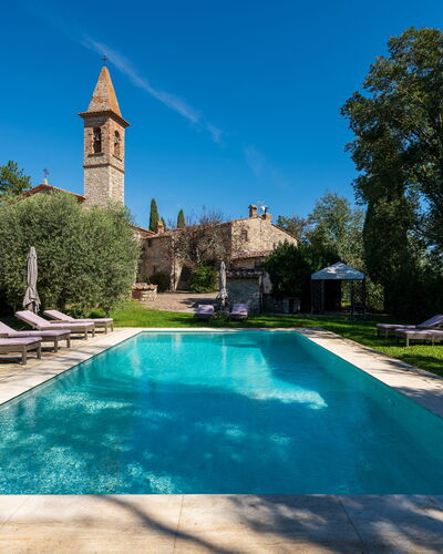 Villa Pietrafitta: Water, Fabriek, Lucht, Boom, Natuur, Azure, Gebouw, Zwembad, Vrije Tijd, Gras
