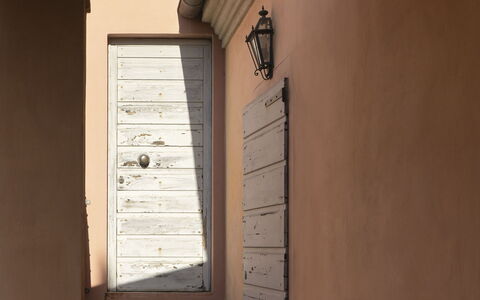 Borgo Dolciano: Gebouw, Hout, Schaduw, Tinten En Schaduwen, Hardwood, Beits, Flooring, Plafond, Deur