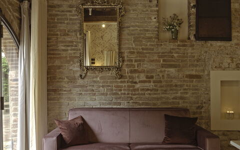 Borgo Dolciano: Bruin, Meubilair, Bankstel, Hout, Interieur Ontwerp, Rechthoek, Flooring, Verdieping, Woonkamer, Hardwood