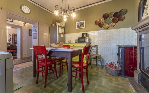 Orazio Liberty House,Lunigiana, Nature: Eigendom, Tafel, Meubilair, Stoel, Hout, Verlichting, Fotolijst, Interieur Ontwerp, Verdieping, Keuken