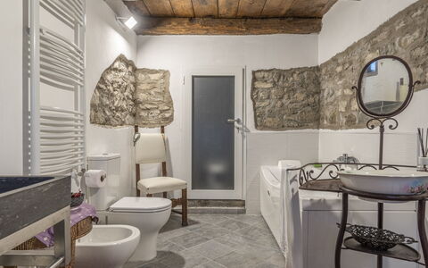 Orazio Liberty House,Lunigiana, Nature: Eigendom, Spiegel, Fotolijst, Loodgieterswerkinrichting, Purper, Architectuur, Interieur Ontwerp, Verdieping, Flooring, Badkamer