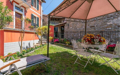 Orazio Liberty House,Lunigiana, Nature: Deur, Bloempot, Stoel, Appartement, Kamerplant, Balkon, Buitenmeubels, Buitentafel, Veranda, Binnenplaats