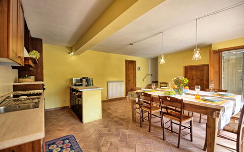 Casa Minuccia: Tafel, Meubilair, Countertop, Hout, Cabinetry, Keuken, Architectuur, Interieur Ontwerp, Flooring, Verdieping