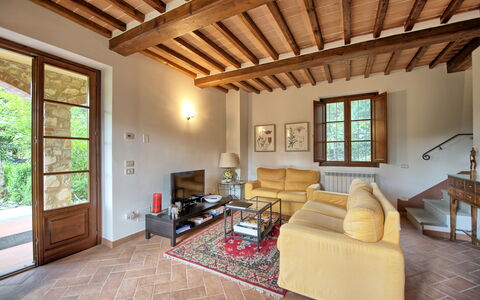 Casa Minuccia: Meubilair, Bankstel, Fotolijst, Venster, Hout, Woonkamer, Interieur Ontwerp, Tafel, Verdieping, Schaduw