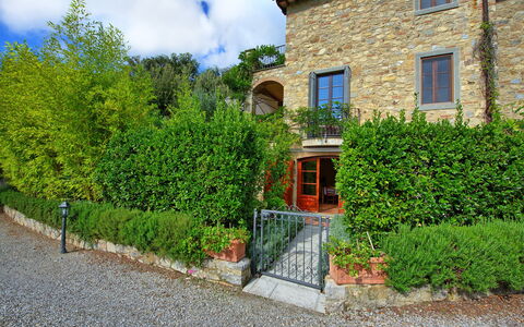 Casa Minuccia: Fabriek, Wolk, Venster, Gebouw, Lucht, Gras, Woongebied, Huis, Struik, Facade