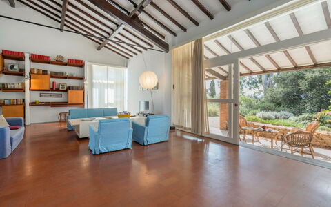 Poggetti San Luigi Country Home Follonica: Tafel, Meubilair, Eigendom, Hout, Interieur Ontwerp, Plank, Flooring, Verdieping, Muur, Stoel