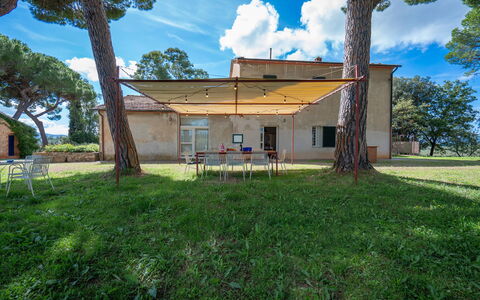 Poggetti San Luigi Country Home Follonica: Wolk, Lucht, Fabriek, Gebouw, Boom, Natuur, Venster, Huis, Land Lot, Vegetation