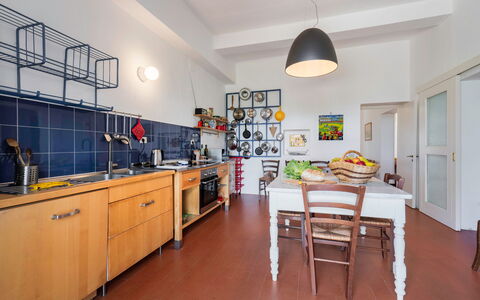 Poggetti San Luigi Country Home Follonica: Cabinetry, Meubilair, Countertop, Tafel, Eigendom, Stoel, Keuken, Hout, Interieur Ontwerp, Gebouw