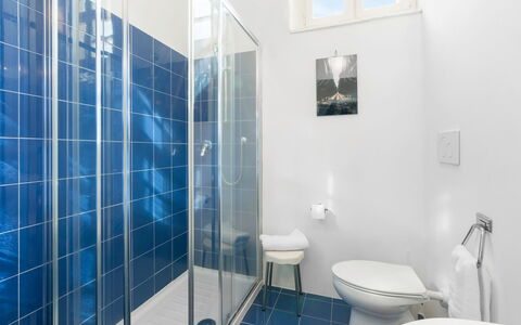 Poggetti San Luigi Country Home Follonica: Eigendom, Loodgieterswerkinrichting, Azure, Blauw, Badkamer, Purper, Interieur Ontwerp, Gebouw, Toilet