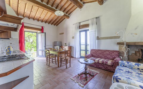 Marcigliana Cottage, Pool, Radicondoli: Meubilair, Tafel, Interieur Ontwerp, Venster, Hout, Bankstel, Woonkamer, Verdieping, Flooring