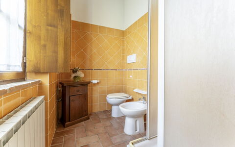 Marcigliana Cottage, Pool, Radicondoli: Loodgieterswerkinrichting, Gebouw, Badkamer, Venster, Cabinetry, Interieur Ontwerp, Wastafel, Verdieping, Hout