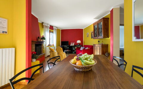 Bellavista Tuscany Apartment Panoramic Terrace: Tafel, Meubilair, Eigendom, Voedsel, Stoel, Tableware, Hout, Interieur Ontwerp, Flooring, Verdieping