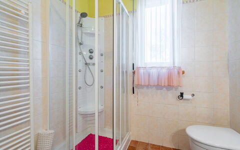 Bellavista Tuscany Apartment Panoramic Terrace: Eigendom, Loodgieterswerkinrichting, Wc Bril, Gebouw, Toilet, Badkamer, Interieur Ontwerp, Flooring, Architectuur