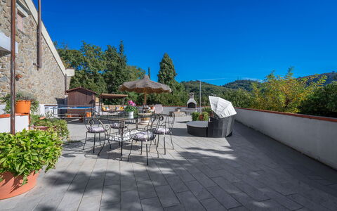 Bellavista Tuscany Apartment Panoramic Terrace: Lucht, Fabriek, Tafel, Gebouw, Bloempot, Weg Oppervlak, Stoel, Stedelijk Ontwerp, Boom, Schaduw